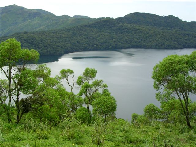 Lake_Oku_with_forest_on_background._